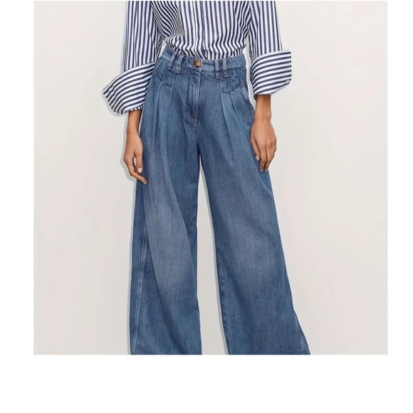 Denim - COPY - High waisted- wide leg “mom jeans”. Size 8